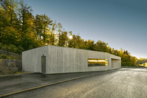 Bauskulptur an der Bundesautobahn
