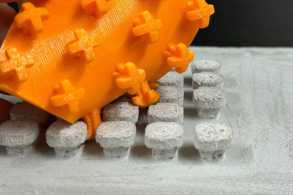 An den zu verbindenden Enden der Bauteile befinden sich direkt eingearbeitete Pilzköpfe oder Haken, die sich auf der entgegengesetzten Seite in ein (eigens mittels 3D-Druck hergestelltes) Klettelement verhaken und damit fest verbinden. Foto: IAT/TU Graz